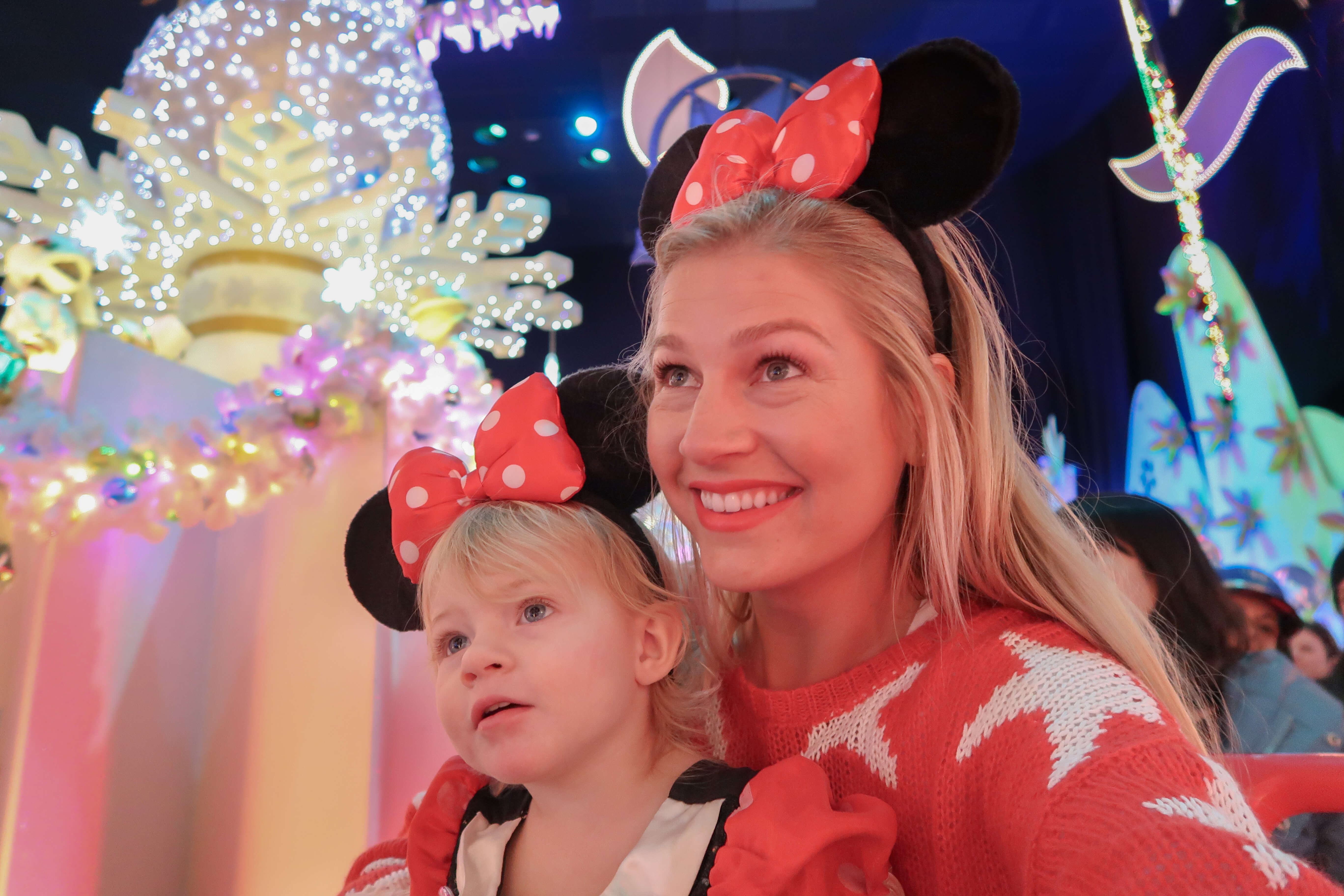 blondynka w disneylandzie