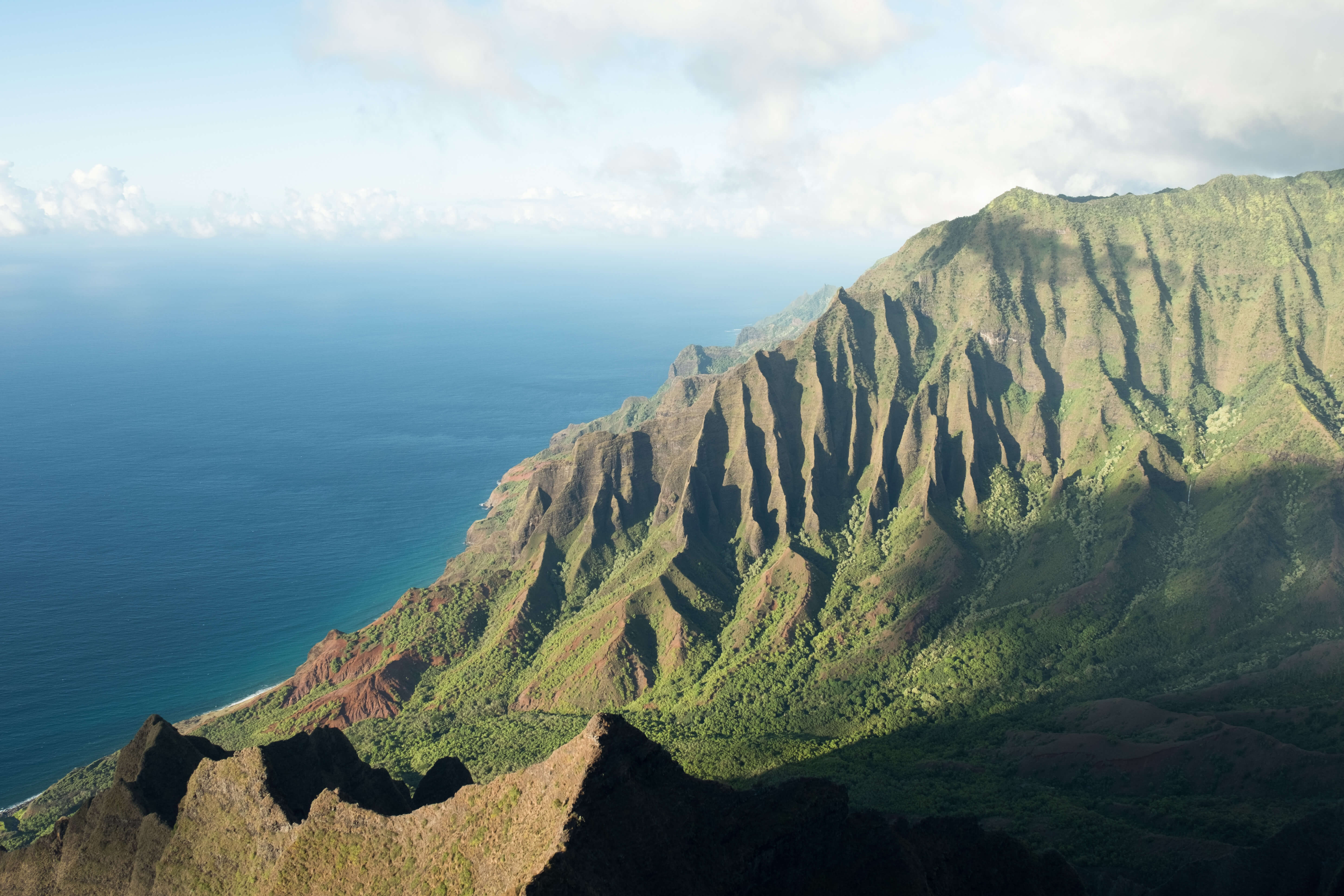 Vista aérea sobre a costa do Kauai 