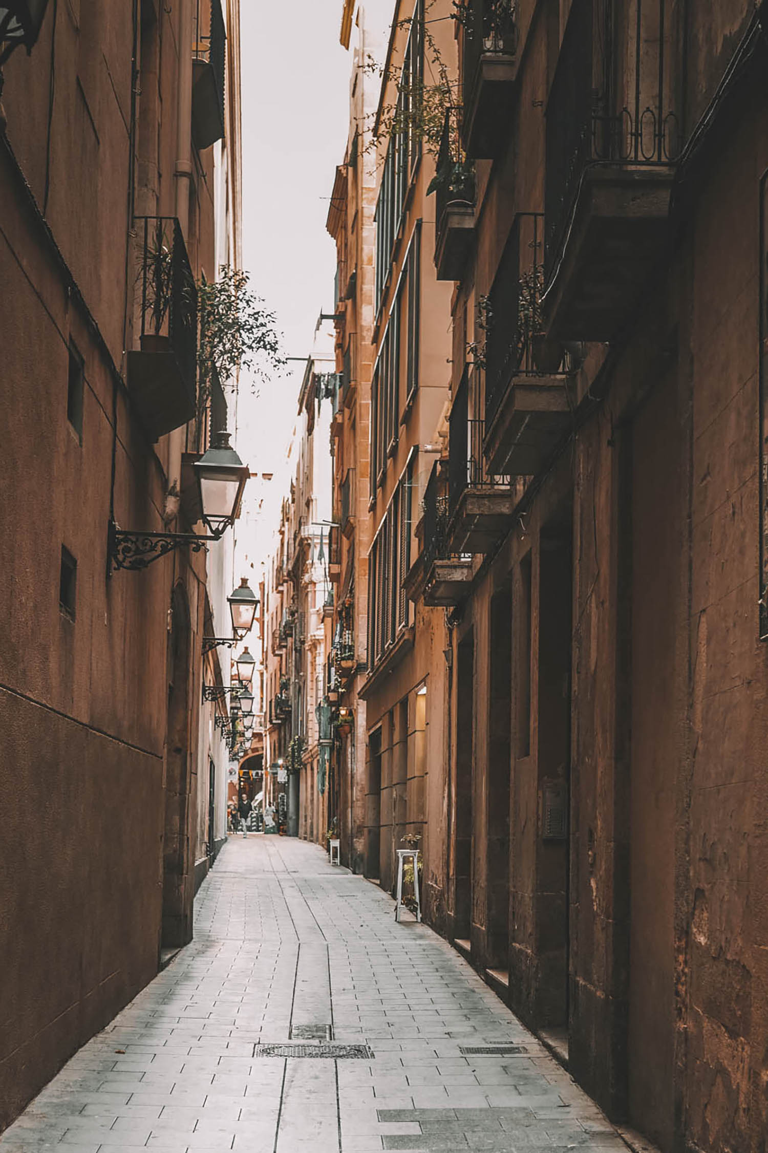 barcelona spain alley